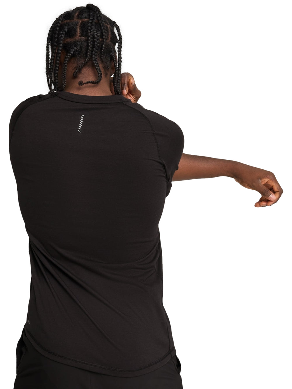 Hombre vistiendo una camiseta deportiva PUMA de color negro con manga corta.