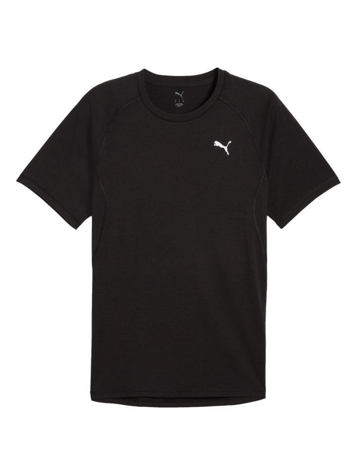Hombre vistiendo una camiseta deportiva PUMA de color negro con manga corta.