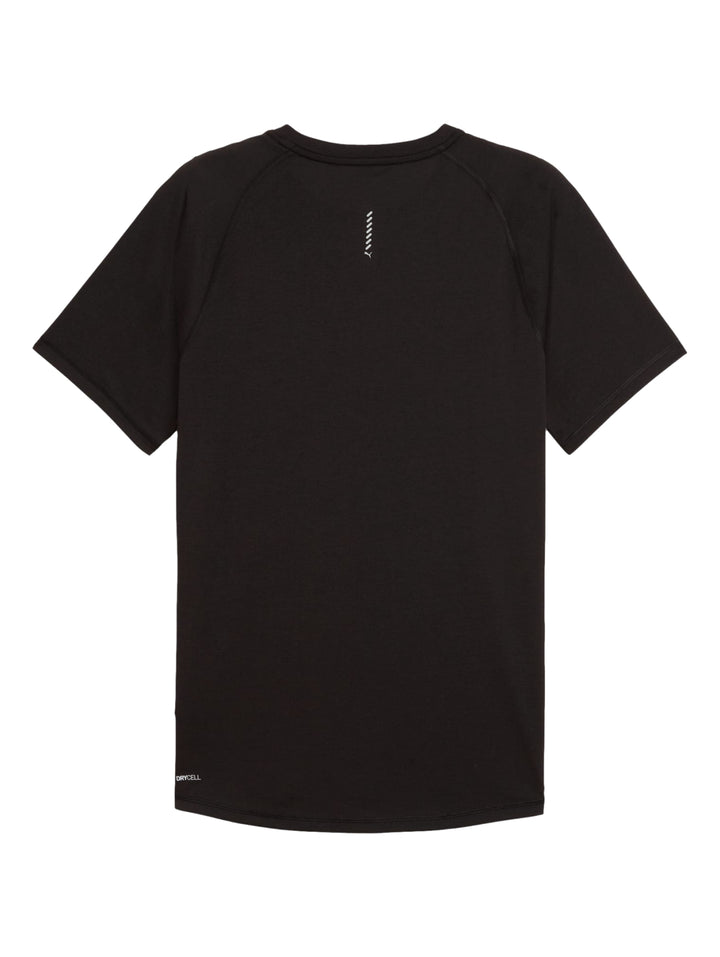 Hombre vistiendo una camiseta deportiva PUMA de color negro con manga corta.