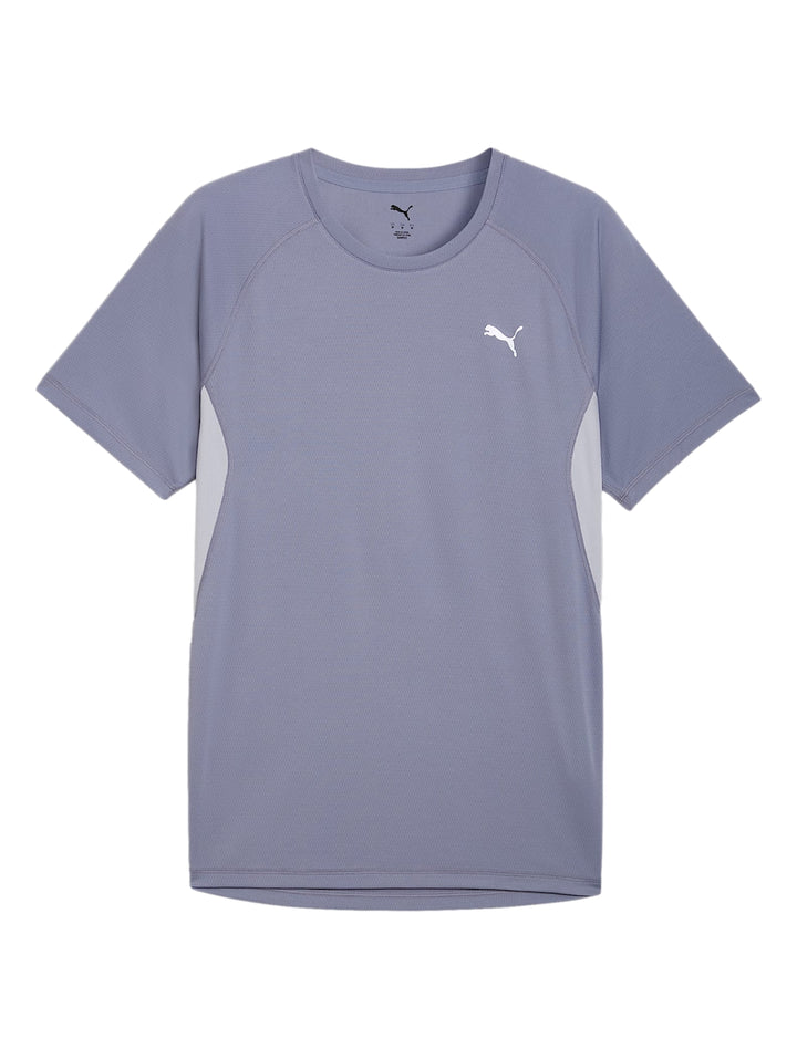 Hombre vistiendo camiseta deportiva PUMA color plata vibrante sobre una prenda negra de manga larga.