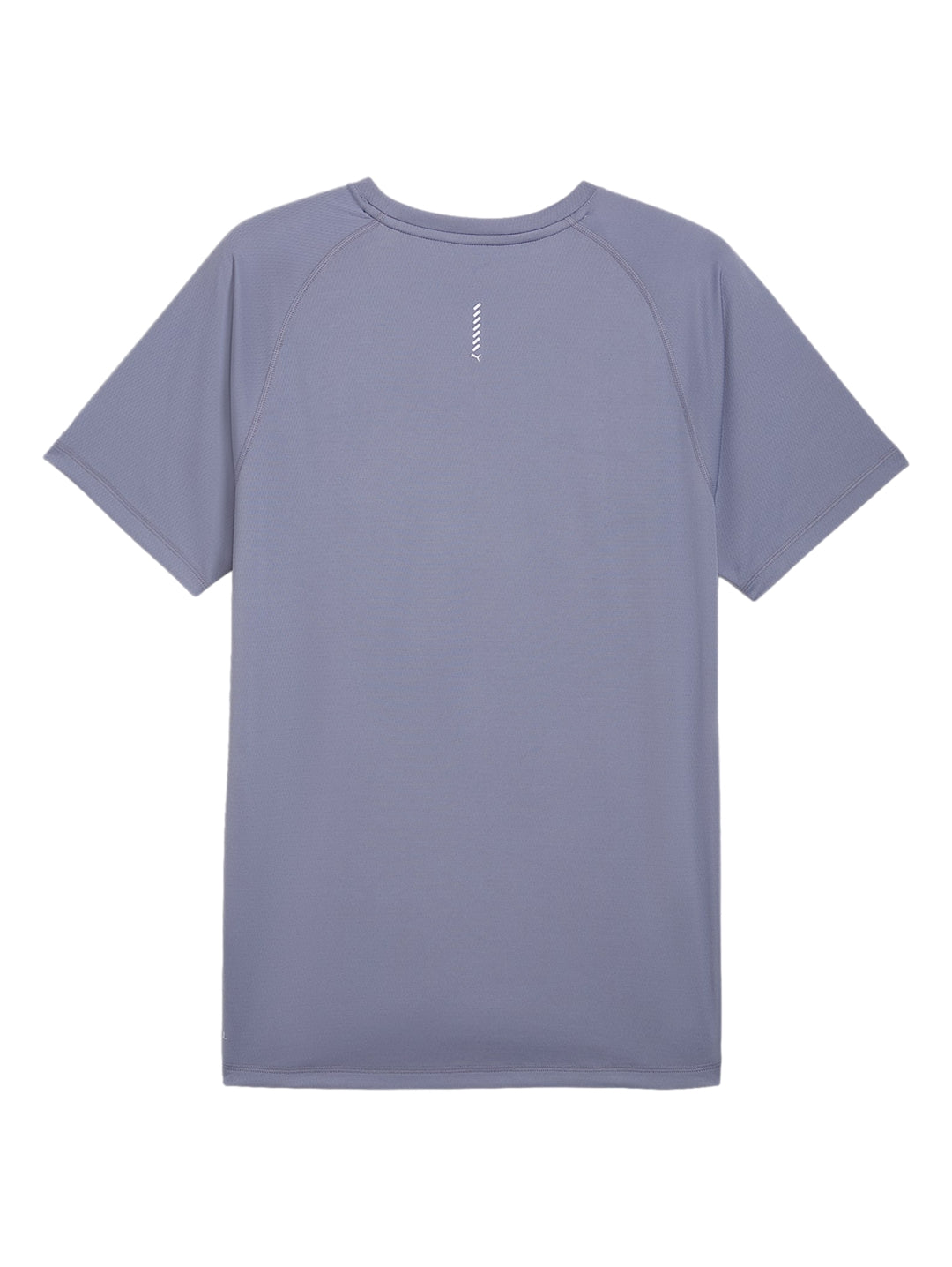 Hombre vistiendo camiseta deportiva PUMA color plata vibrante sobre una prenda negra de manga larga.