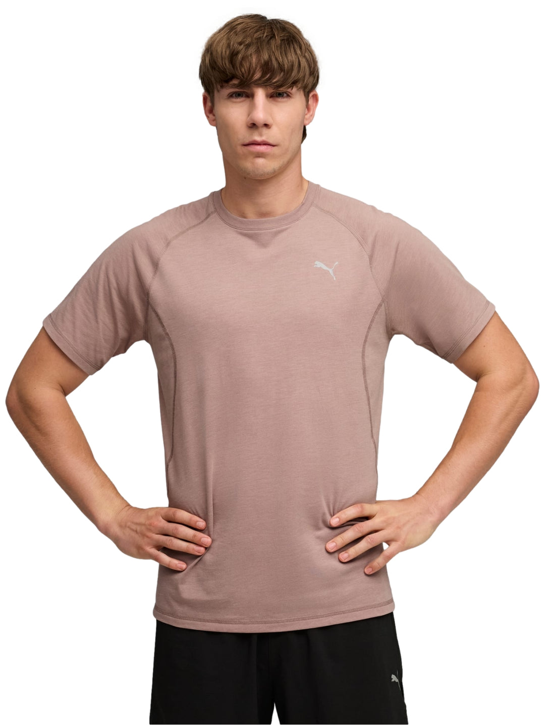 Hombre vistiendo playera deportiva PUMA color sandstone con cuello redondo y manga corta.