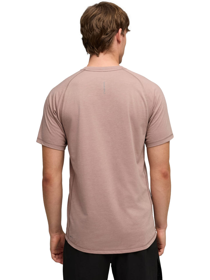 Hombre vistiendo playera deportiva PUMA color sandstone con cuello redondo y manga corta.
