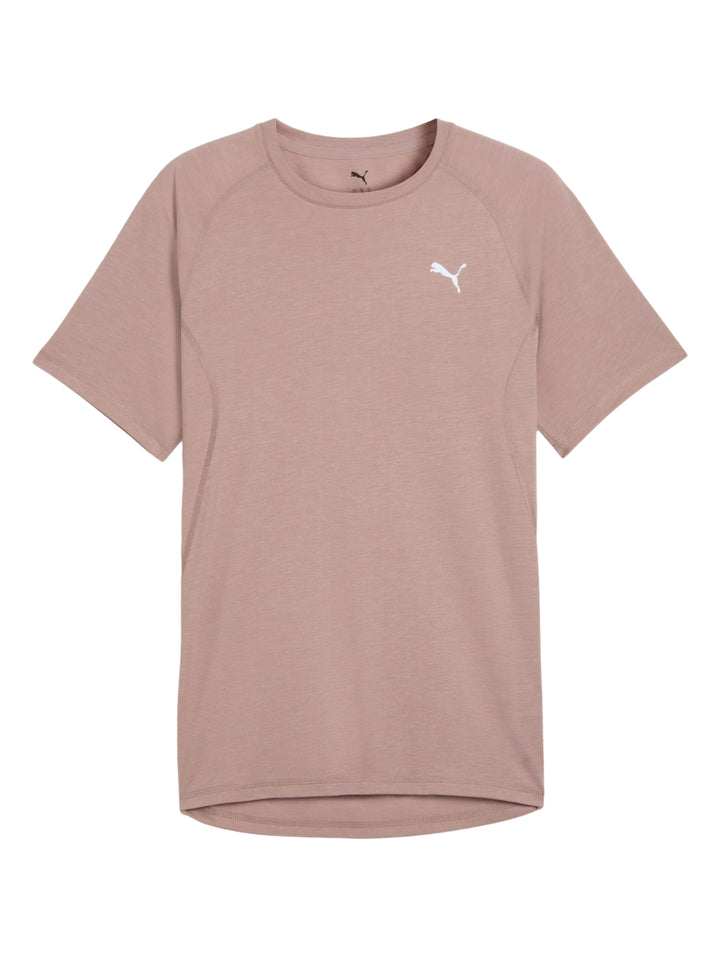 Hombre vistiendo playera deportiva PUMA color sandstone con cuello redondo y manga corta.