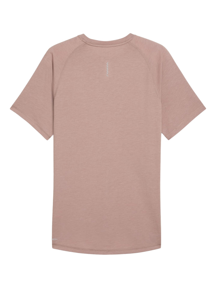 Hombre vistiendo playera deportiva PUMA color sandstone con cuello redondo y manga corta.