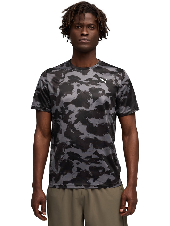 Camiseta deportiva PUMA de manga corta con estampado de camuflaje en colores negro y gris.