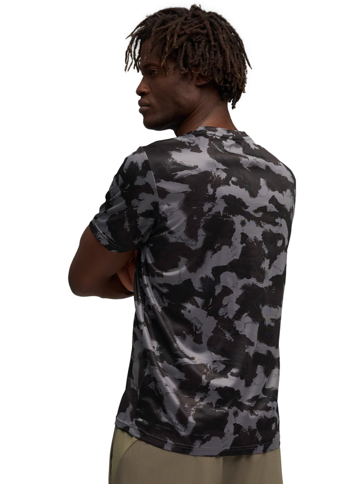 Camiseta deportiva PUMA de manga corta con estampado de camuflaje en colores negro y gris.