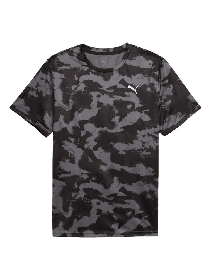 Camiseta deportiva PUMA de manga corta con estampado de camuflaje en colores negro y gris.