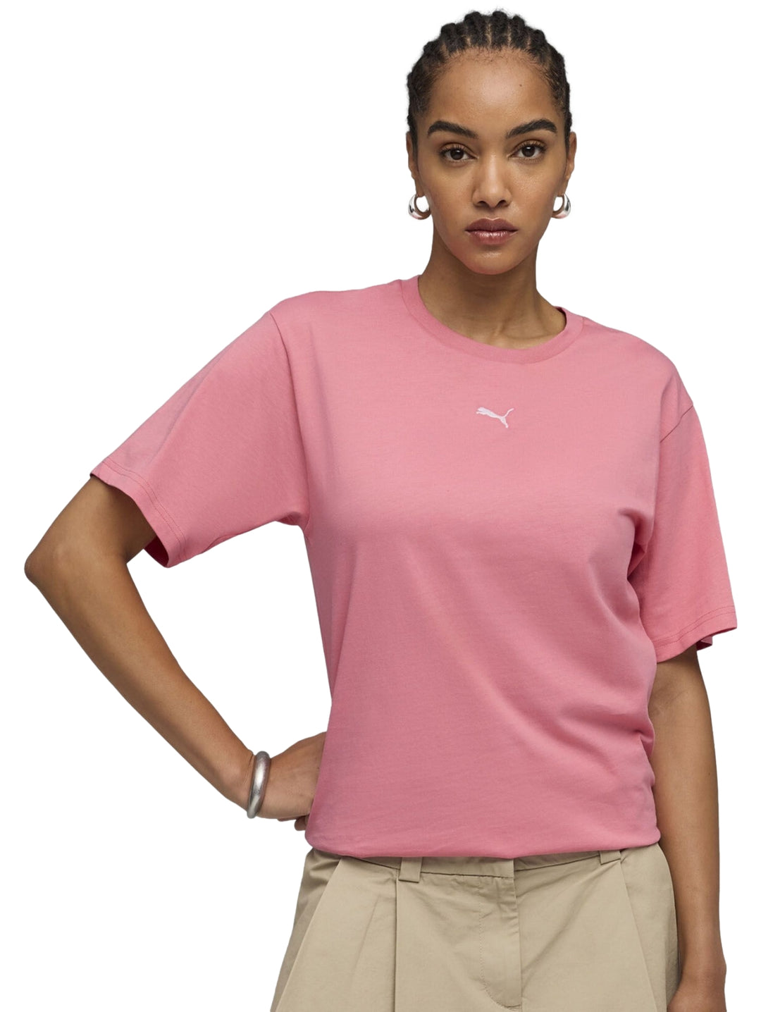 Mujer vistiendo playera PUMA color rosa intenso con corte relajado y cuello redondo.