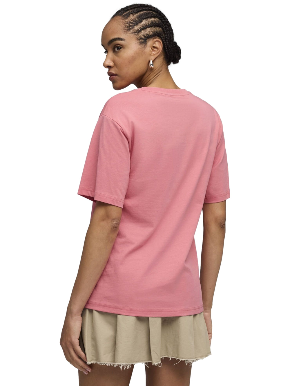 Mujer vistiendo playera PUMA color rosa intenso con corte relajado y cuello redondo.