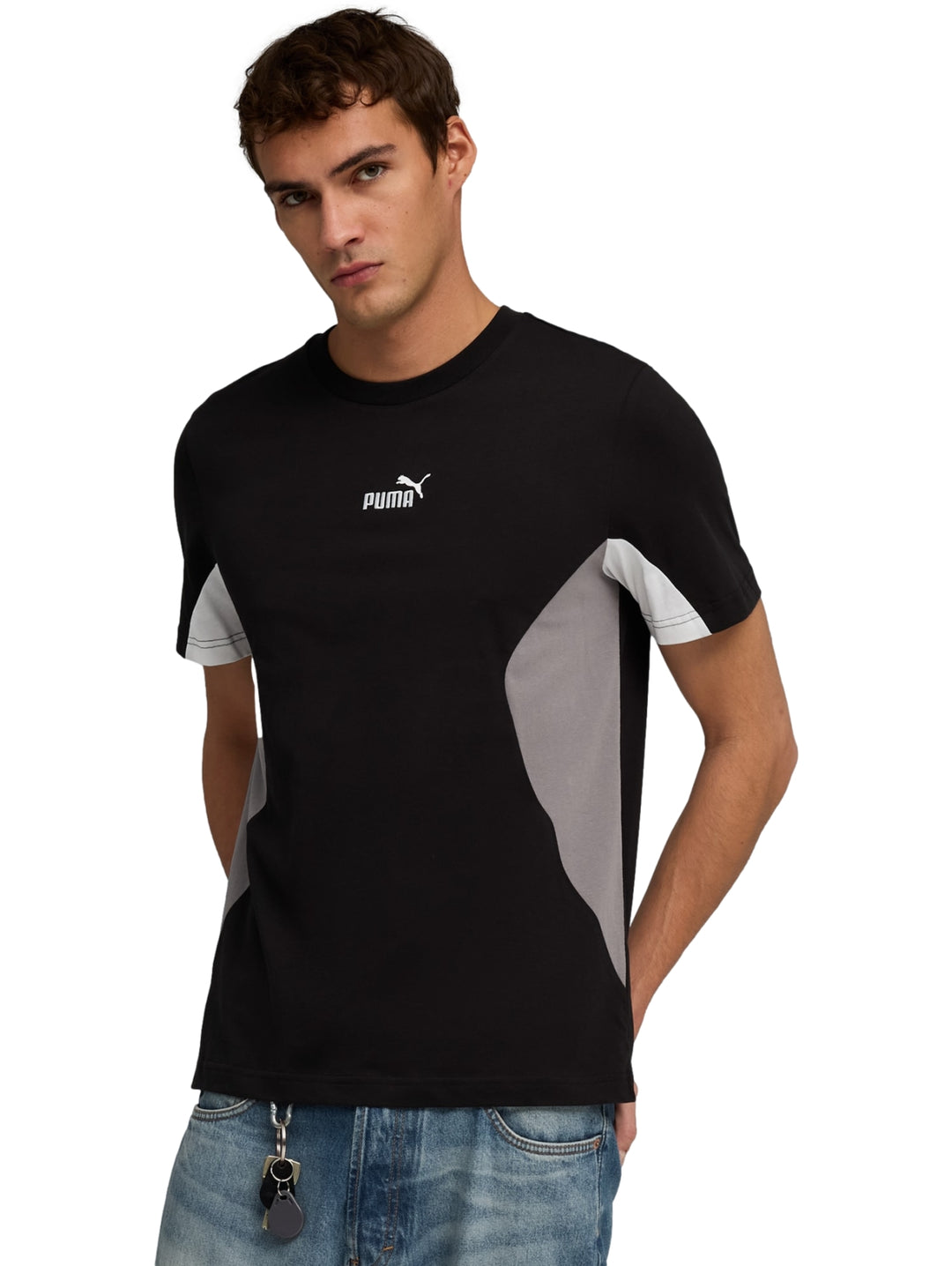 Camiseta PUMA color negro con paneles laterales grises y logotipo blanco en el pecho.
