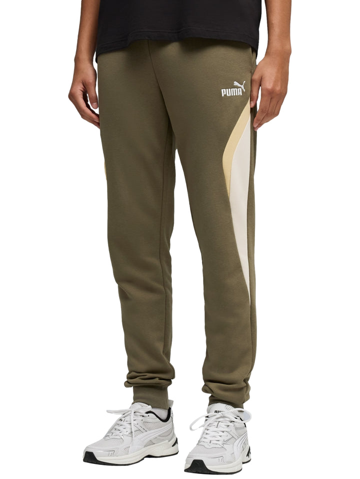 Pantalones deportivos PUMA color verde oliva con un panel lateral en tono beige y logotipo blanco.