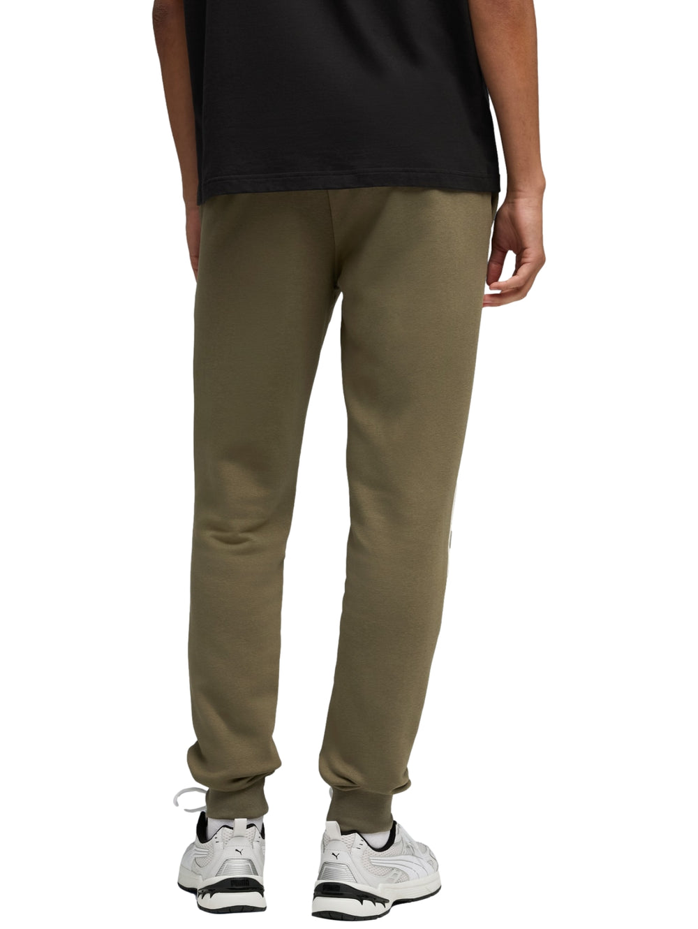 Pantalones deportivos PUMA color verde oliva con un panel lateral en tono beige y logotipo blanco.