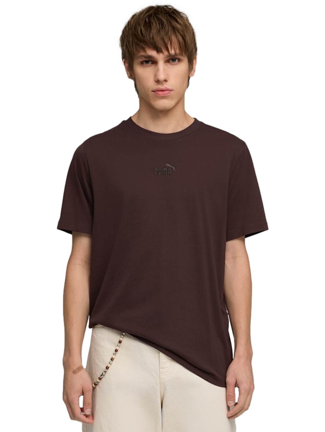 Camiseta PUMA de color marrón chocolate con un pequeño logo centrado en el pecho.