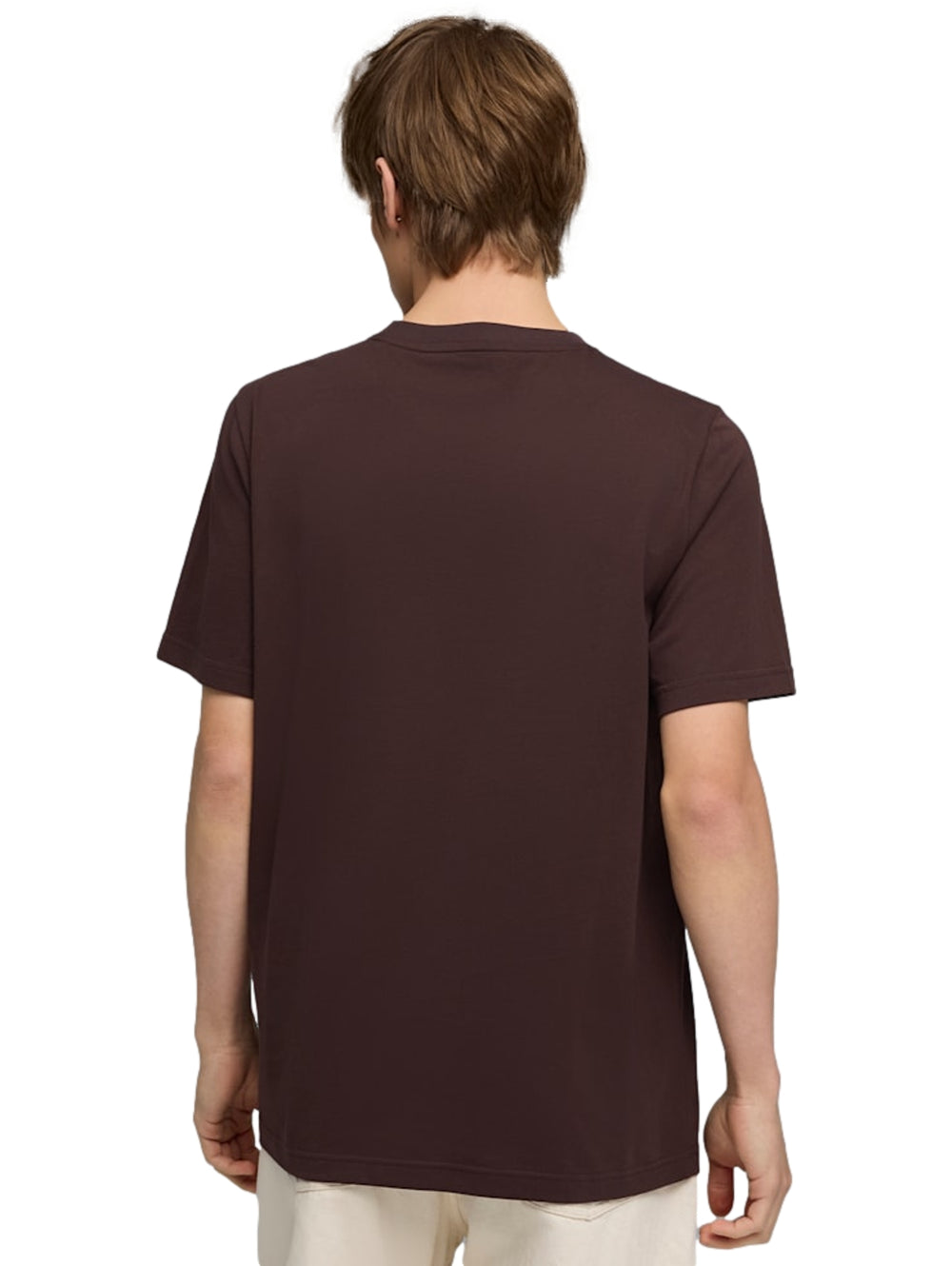 Camiseta PUMA de color marrón chocolate con un pequeño logo centrado en el pecho.