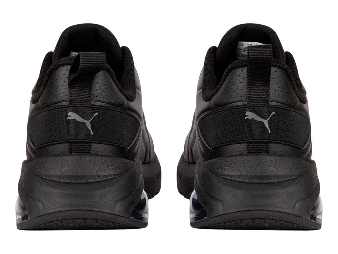 Tenis deportivos PUMA color negro con cámara de aire transparente en el talón.