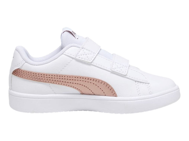 Tenis PUMA Rickie Classic V para niños en color blanco con detalles en oro rosa y cierre de velcro.