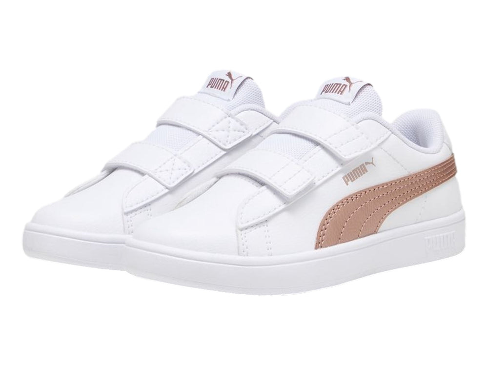 Tenis PUMA Rickie Classic V para niños en color blanco con detalles en oro rosa y cierre de velcro.