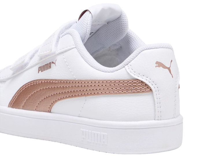 Tenis PUMA Rickie Classic V para niños en color blanco con detalles en oro rosa y cierre de velcro.