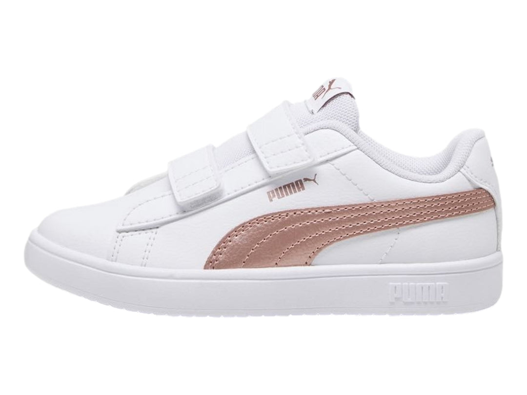 Tenis PUMA Rickie Classic V para niños en color blanco con detalles en oro rosa y cierre de velcro.