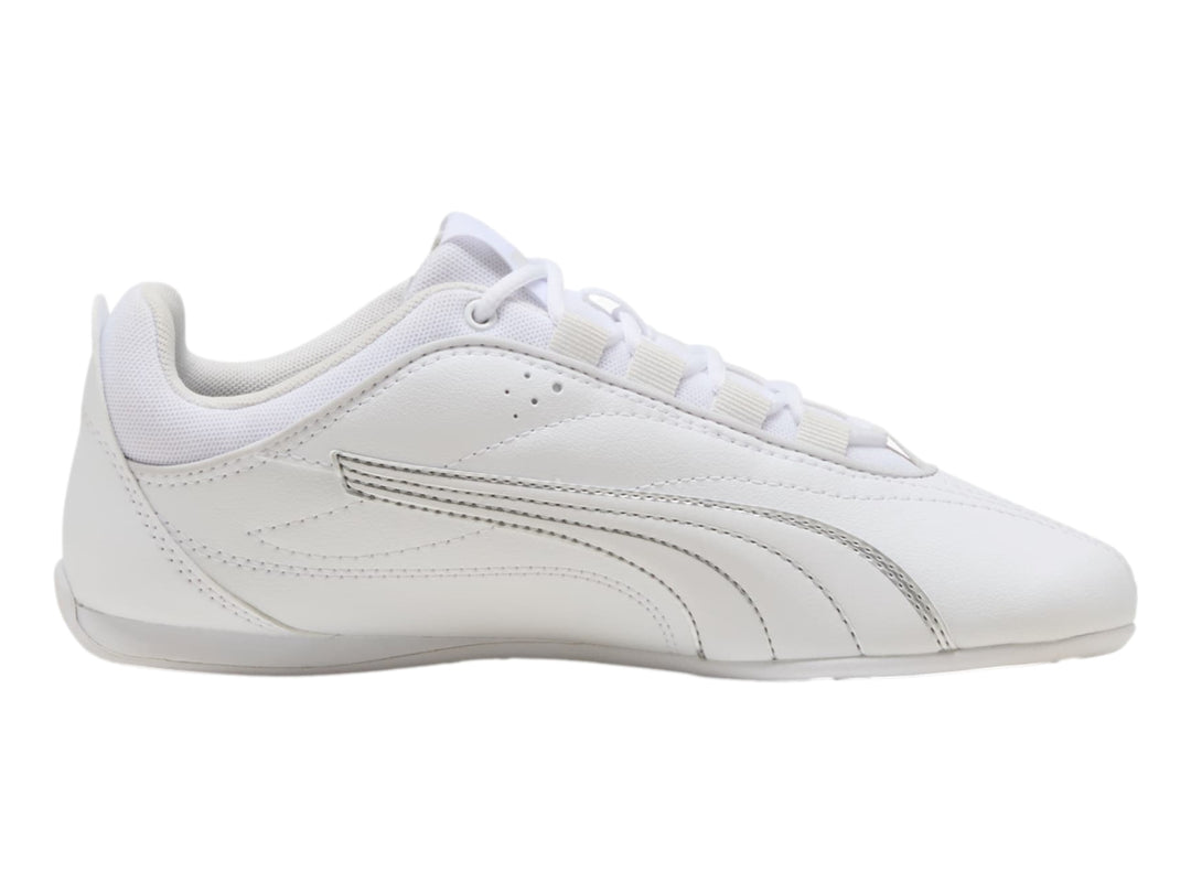 Tenis PUMA Catch Soleil en color blanco con detalles plateados, diseño deportivo de perfil bajo.