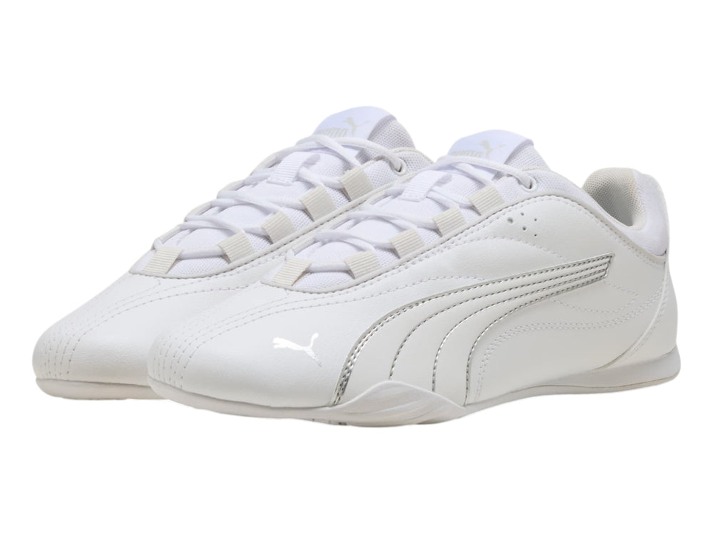 Tenis PUMA Catch Soleil en color blanco con detalles plateados, diseño deportivo de perfil bajo.