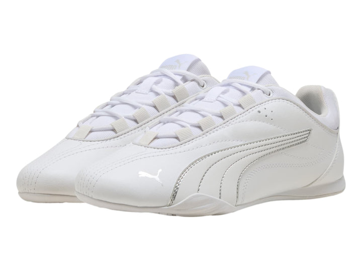 Tenis PUMA Catch Soleil en color blanco con detalles plateados, diseño deportivo de perfil bajo.