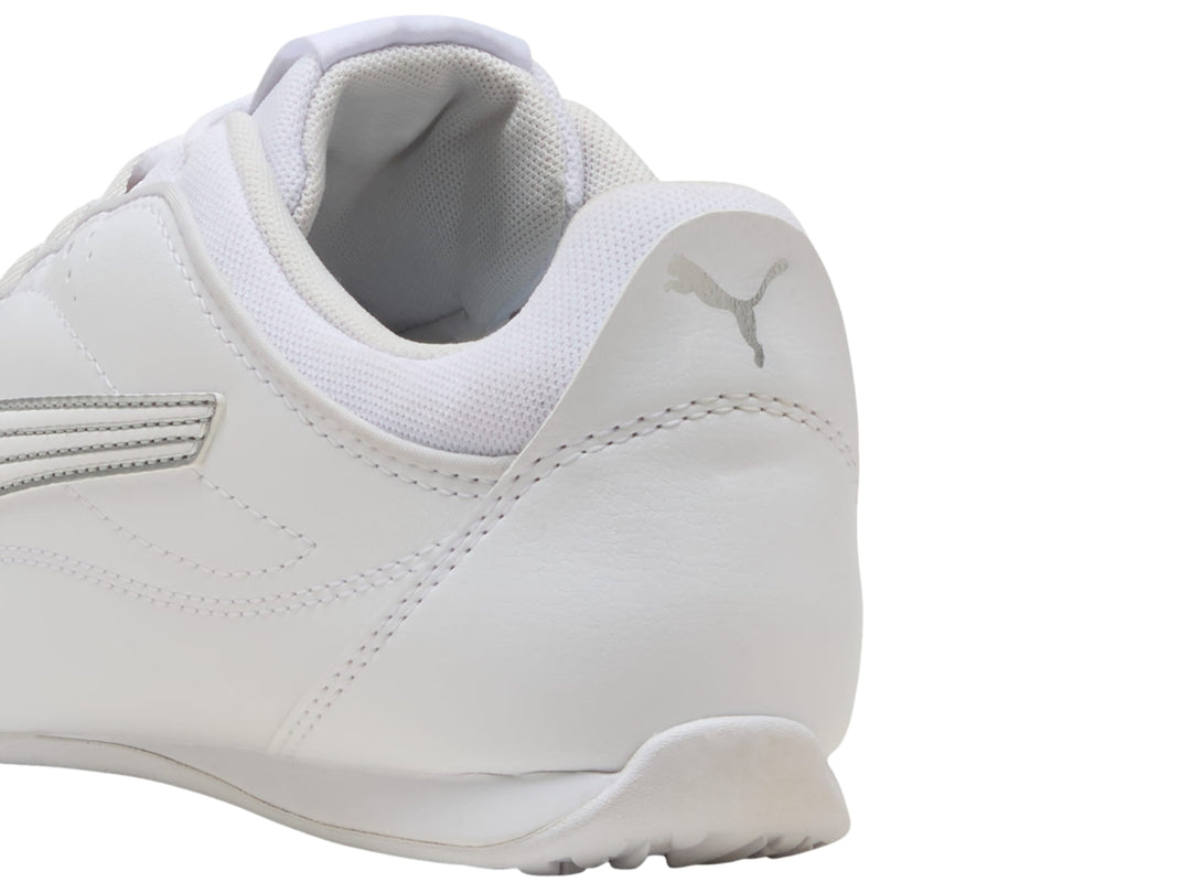 Tenis PUMA Catch Soleil en color blanco con detalles plateados, diseño deportivo de perfil bajo.