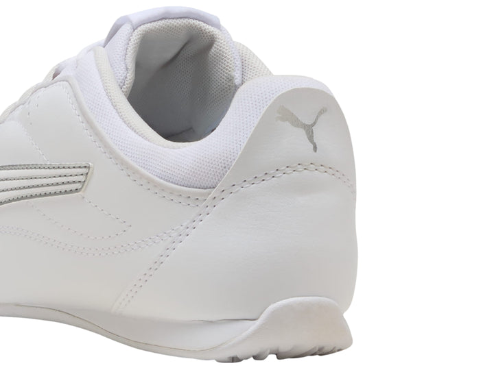 Tenis PUMA Catch Soleil en color blanco con detalles plateados, diseño deportivo de perfil bajo.