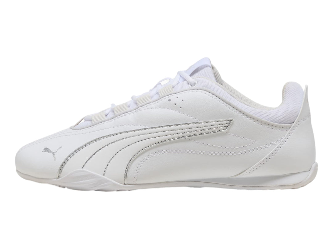 Tenis PUMA Catch Soleil en color blanco con detalles plateados, diseño deportivo de perfil bajo.