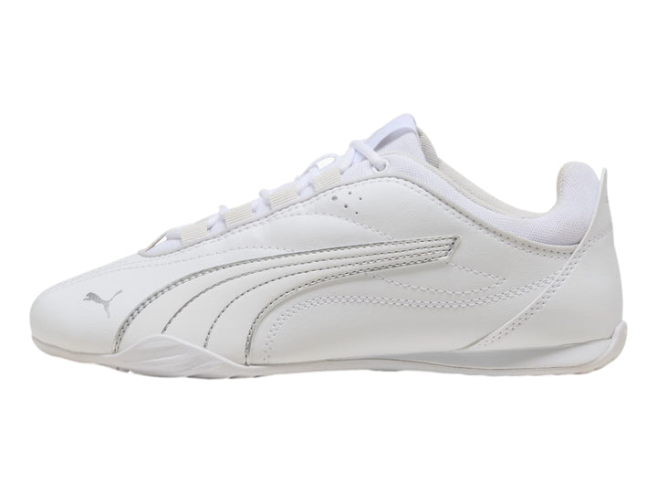 Tenis PUMA Catch Soleil en color blanco con detalles plateados, diseño deportivo de perfil bajo.