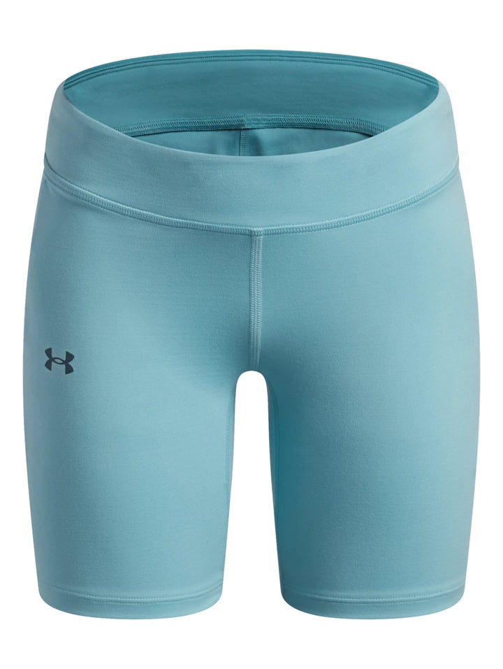 Mujer vistiendo pantalones cortos tipo biker de color azul claro de la marca Under Armour.