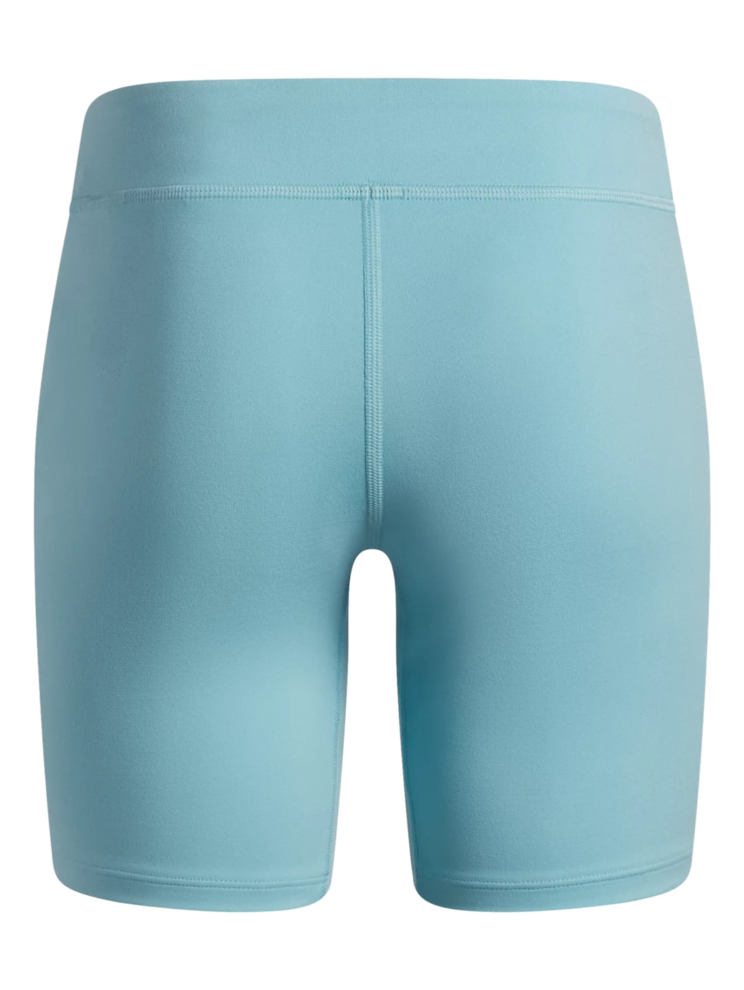 Mujer vistiendo pantalones cortos tipo biker de color azul claro de la marca Under Armour.