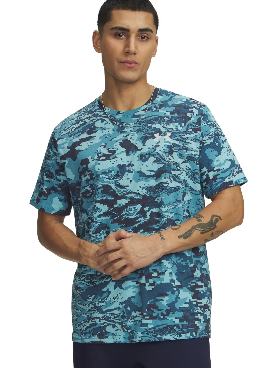 Camiseta deportiva de manga corta con estampado de camuflaje en tonos azules.