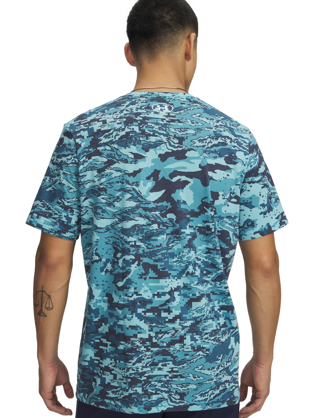 Camiseta deportiva de manga corta con estampado de camuflaje en tonos azules.