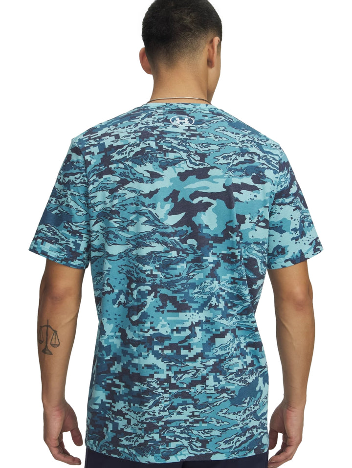 Camiseta deportiva de manga corta con estampado de camuflaje en tonos azules.