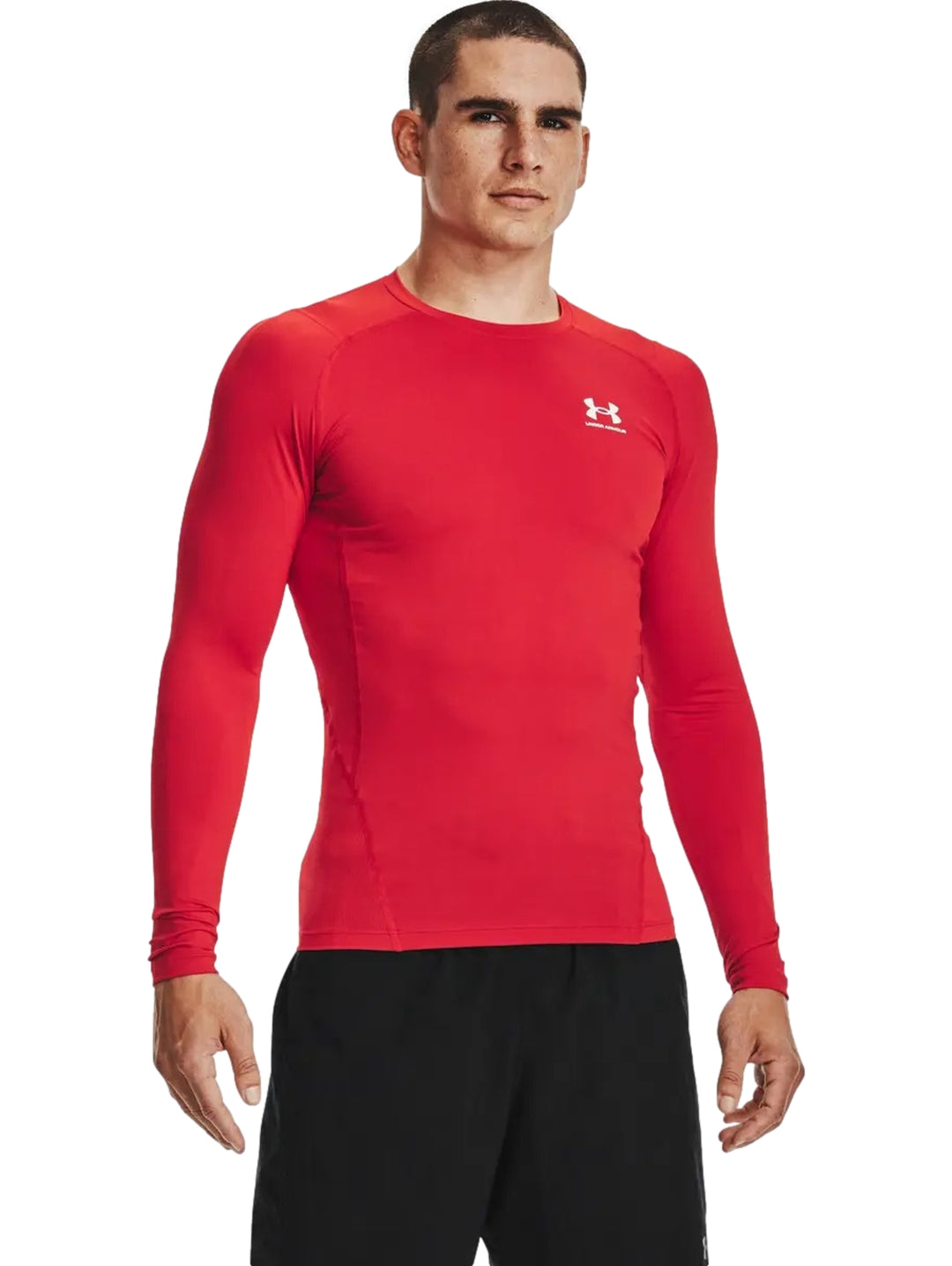 Hombre vistiendo una camiseta deportiva de compresión de manga larga color rojo de la marca Under Armour.
