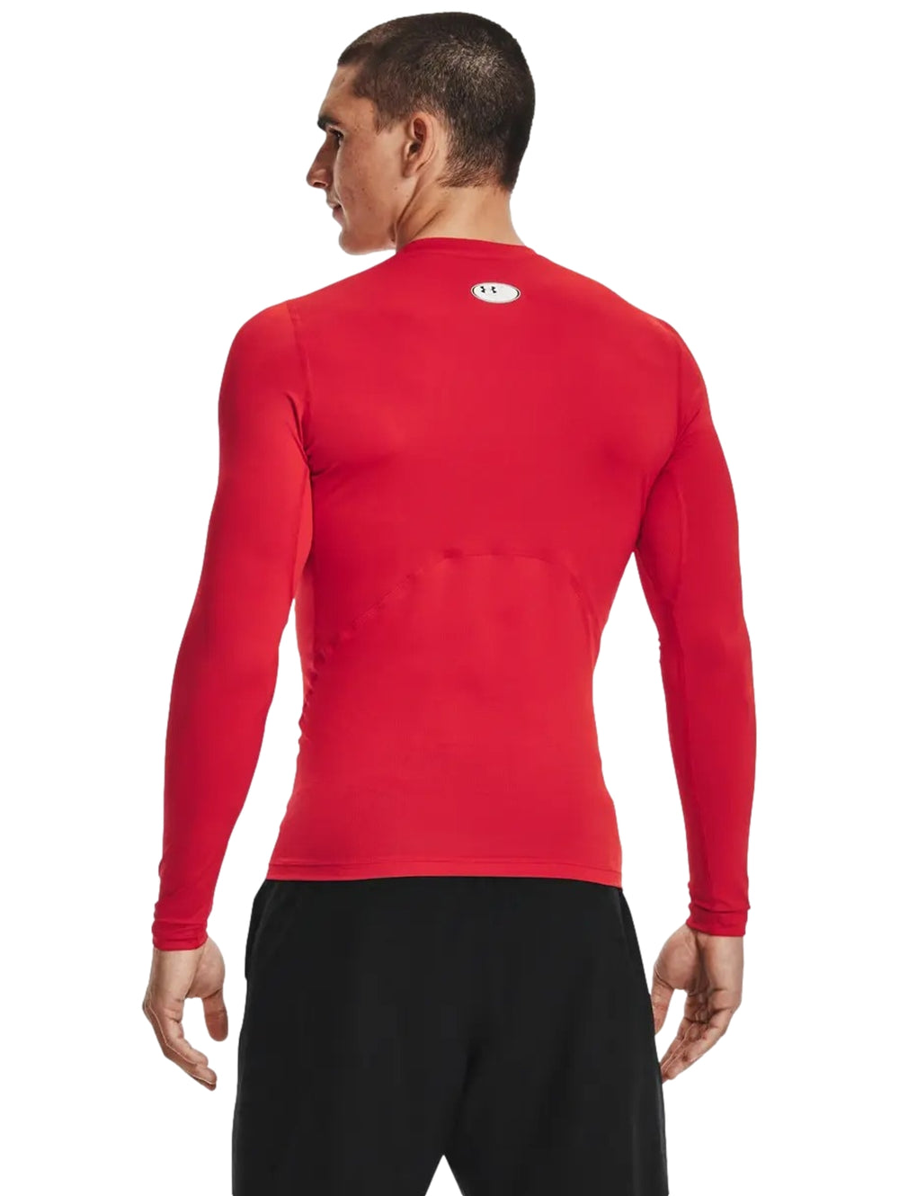 Hombre vistiendo una camiseta deportiva de compresión de manga larga color rojo de la marca Under Armour.