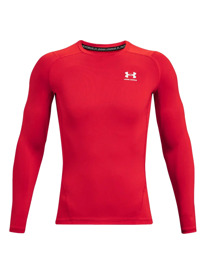 Hombre vistiendo una camiseta deportiva de compresión de manga larga color rojo de la marca Under Armour.