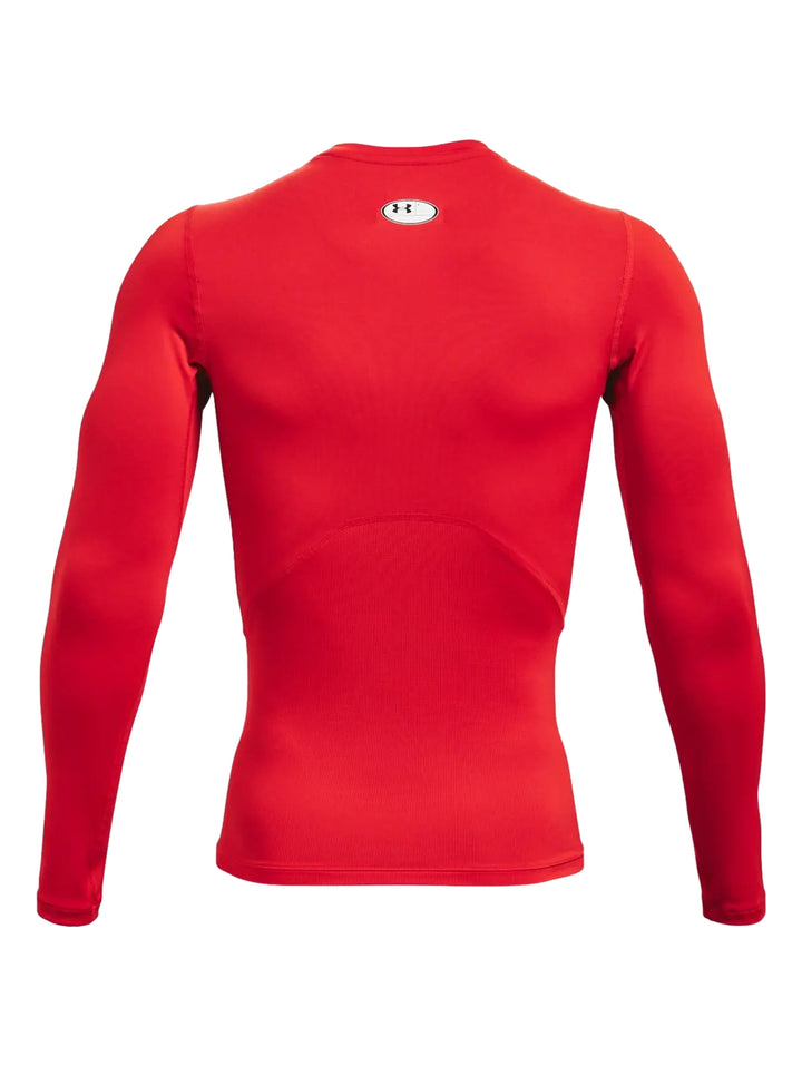 Hombre vistiendo una camiseta deportiva de compresión de manga larga color rojo de la marca Under Armour.