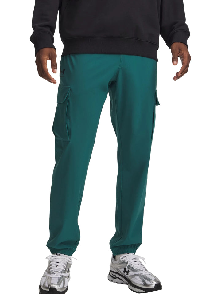 Pantalones deportivos cargo color verde oscuro con bolsillos laterales y puños elásticos.