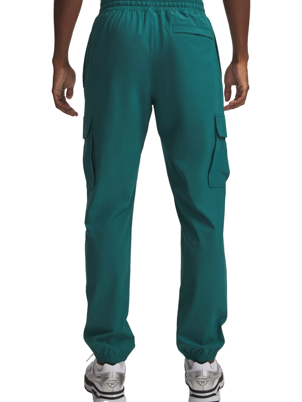Pantalones deportivos cargo color verde oscuro con bolsillos laterales y puños elásticos.