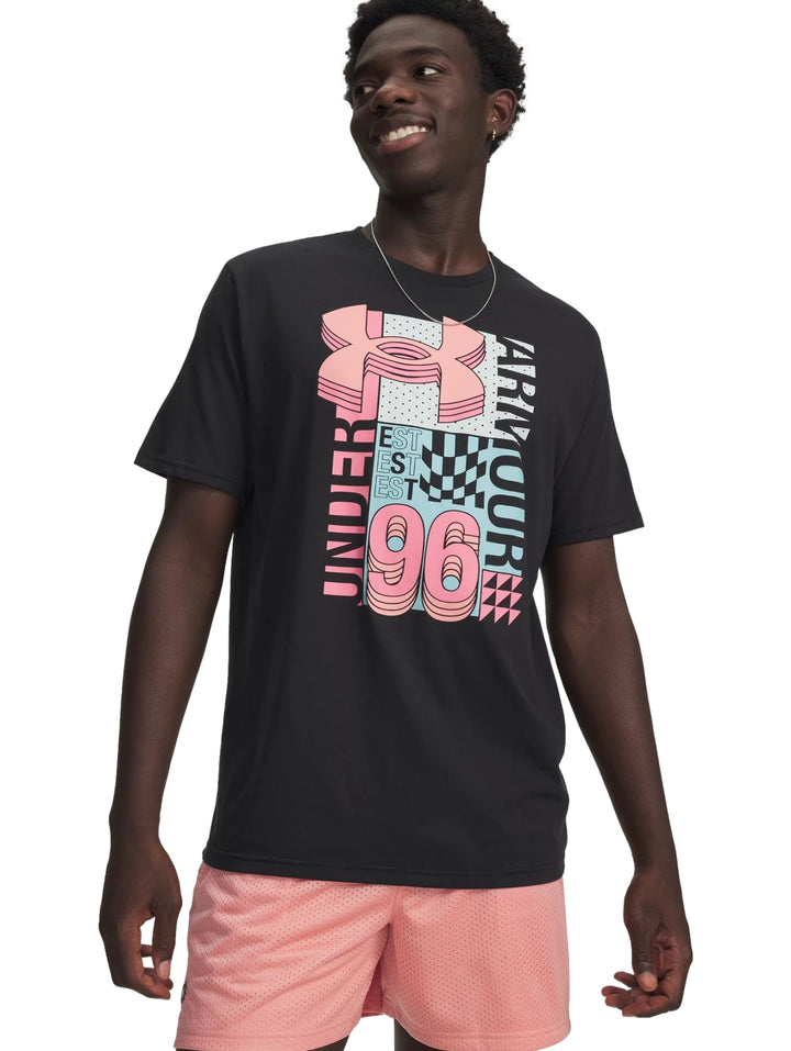 Playera deportiva negra de manga corta con estampado gráfico frontal de Under Armour.