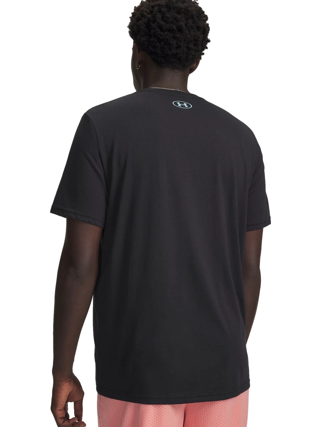 Playera deportiva negra de manga corta con estampado gráfico frontal de Under Armour.