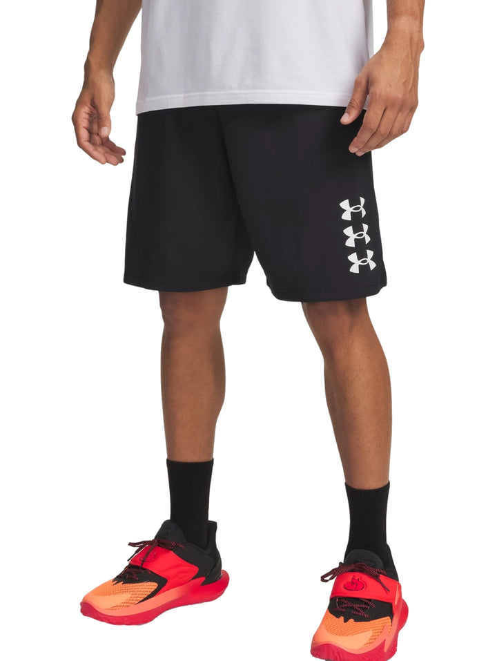 Hombre vistiendo shorts deportivos color negro de la marca Under Armour con logos blancos laterales.