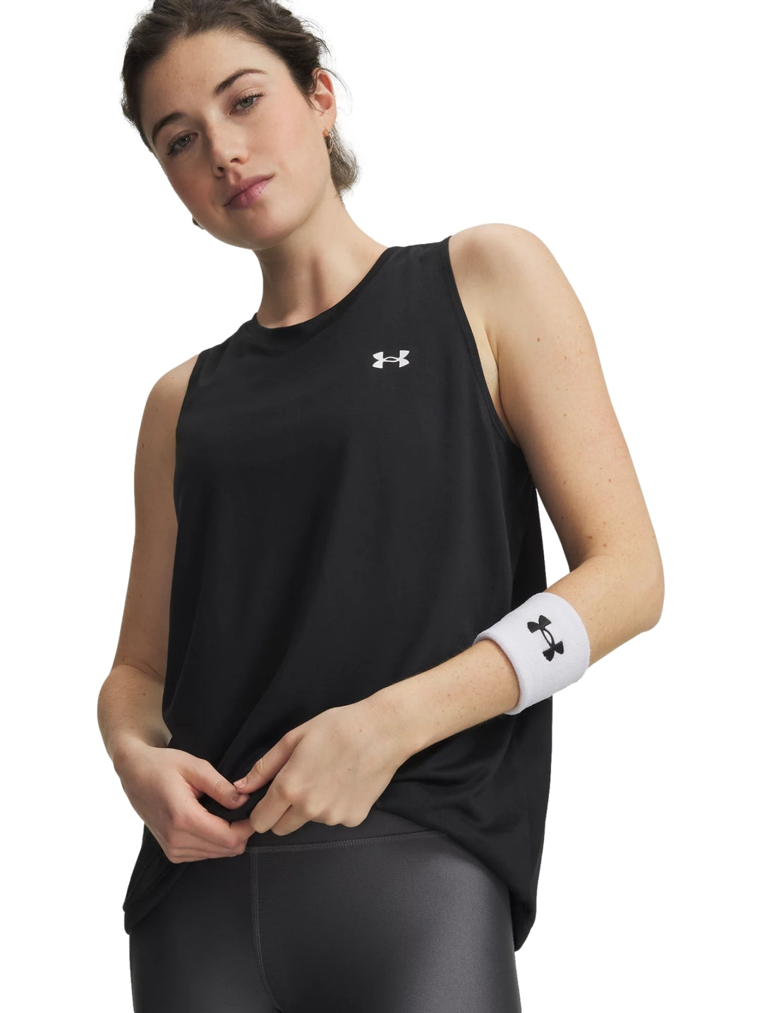 Mujer vistiendo una camiseta deportiva sin mangas de color negro de la marca Under Armour.