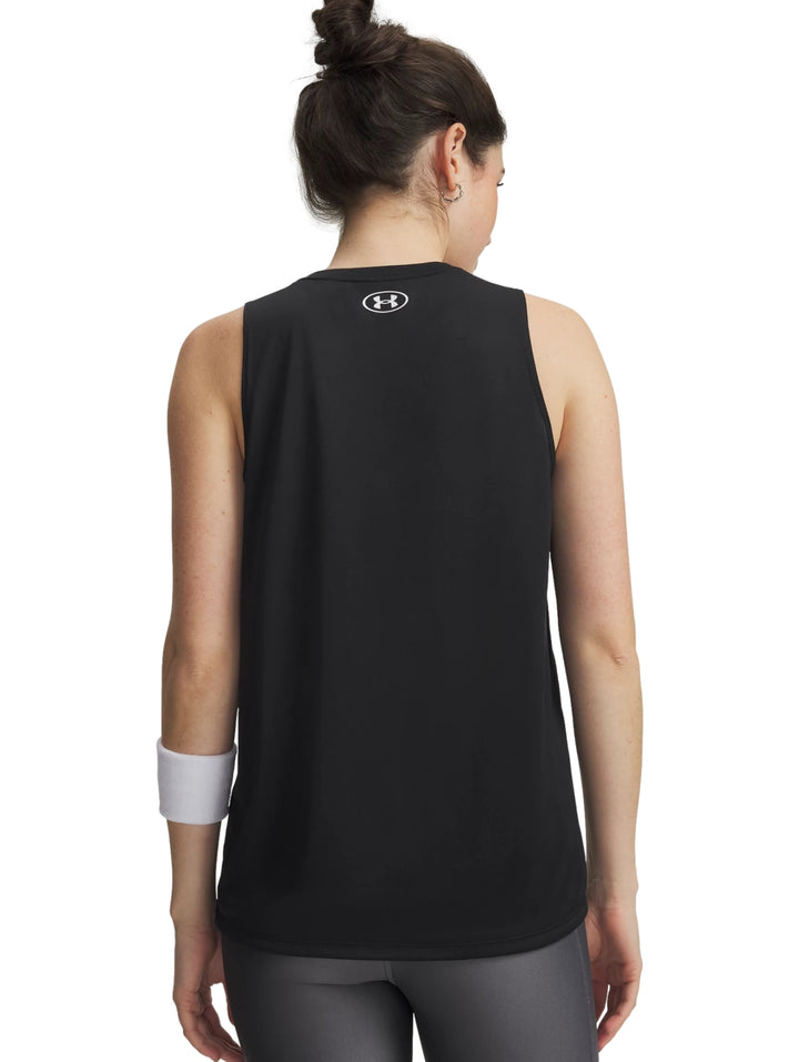Mujer vistiendo una camiseta deportiva sin mangas de color negro de la marca Under Armour.