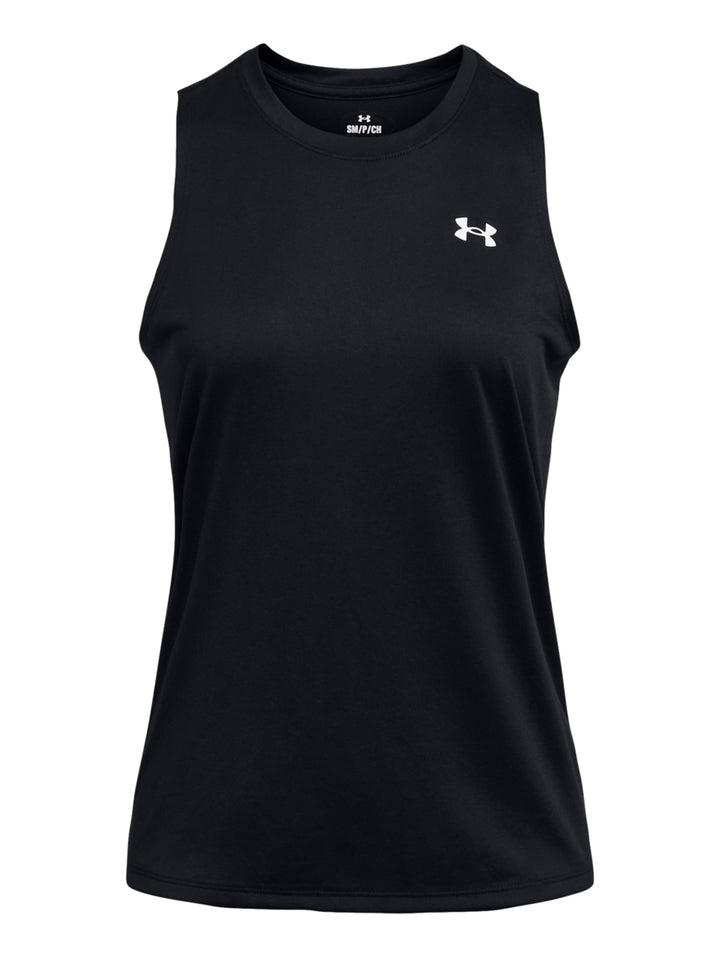 Mujer vistiendo una camiseta deportiva sin mangas de color negro de la marca Under Armour.