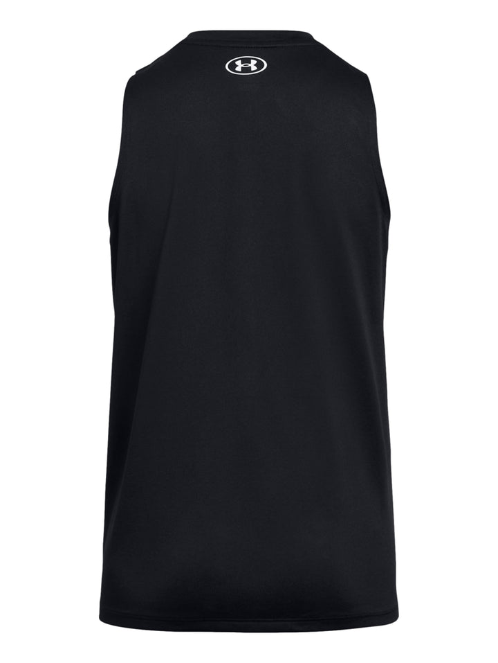 Mujer vistiendo una camiseta deportiva sin mangas de color negro de la marca Under Armour.