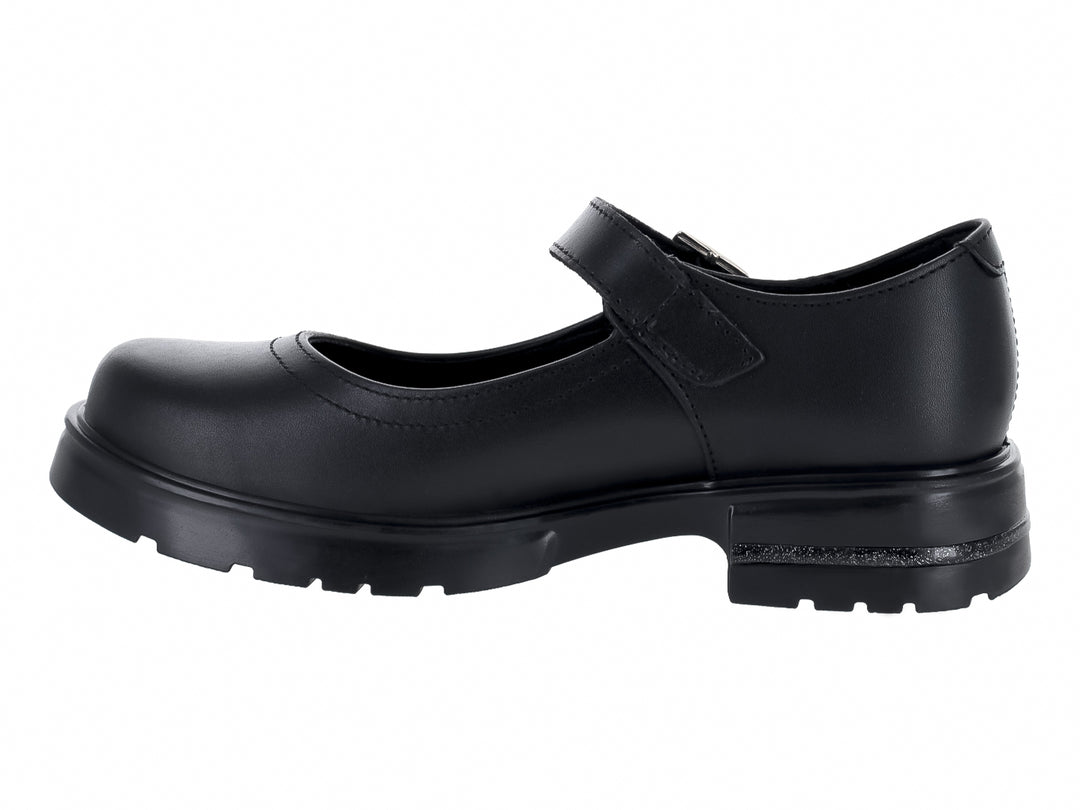 Zapato escolar negro con correa, hebilla plateada y detalle brillante en la suela.